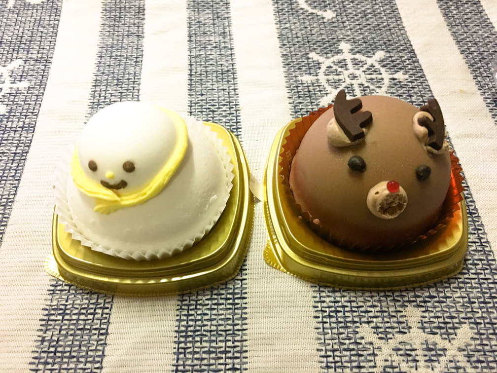 「雪の子ムースケーキ」と「トナカイのチョコムースケーキ」