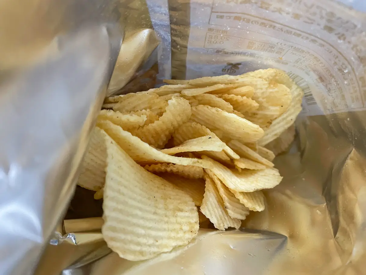 カルビーの「ポテトチップス 鶏のから揚げ 九州しょうゆ味」を食べて